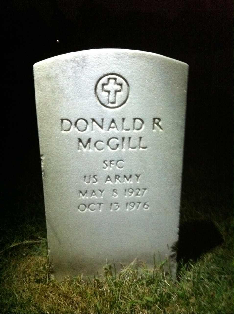 Headstone of Donald R McGill