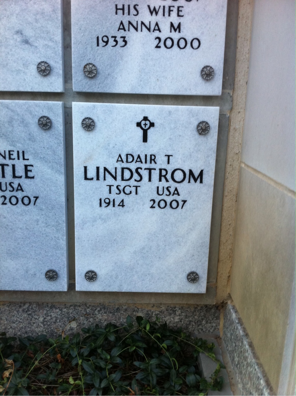 Headstone of Adair T Lindstrom