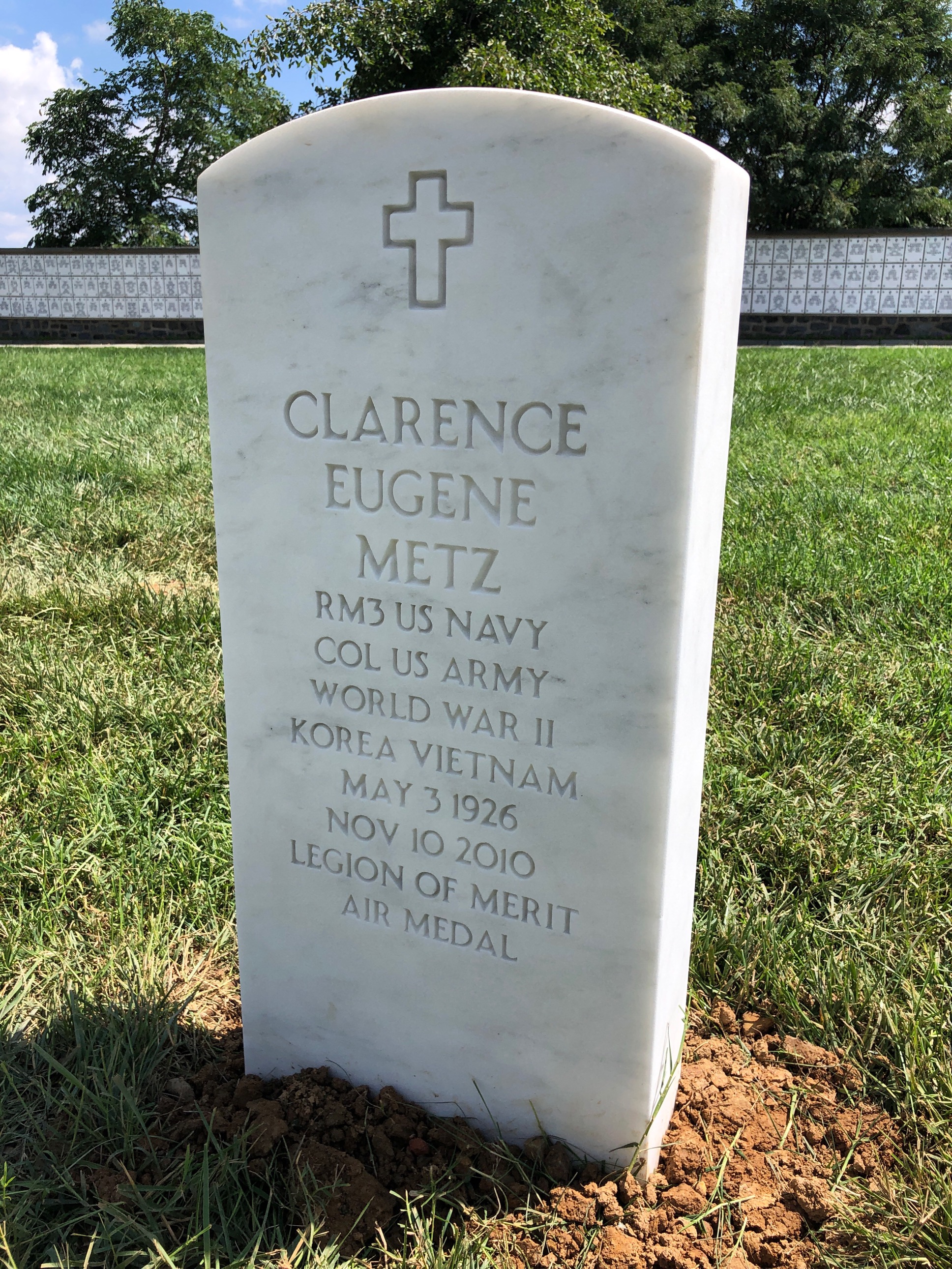 Headstone of Clarence Eugene Metz