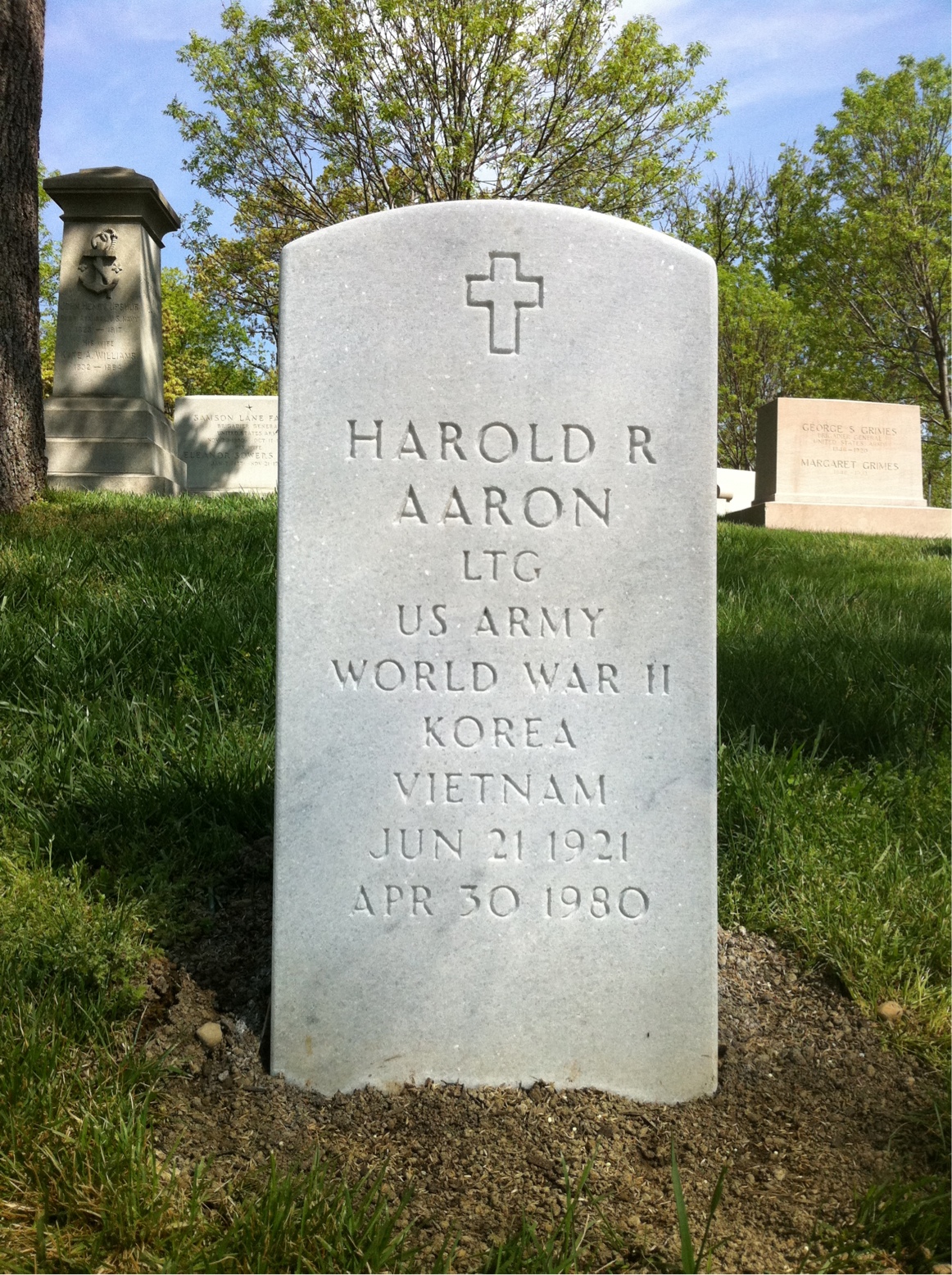Headstone of Harold R Aaron
