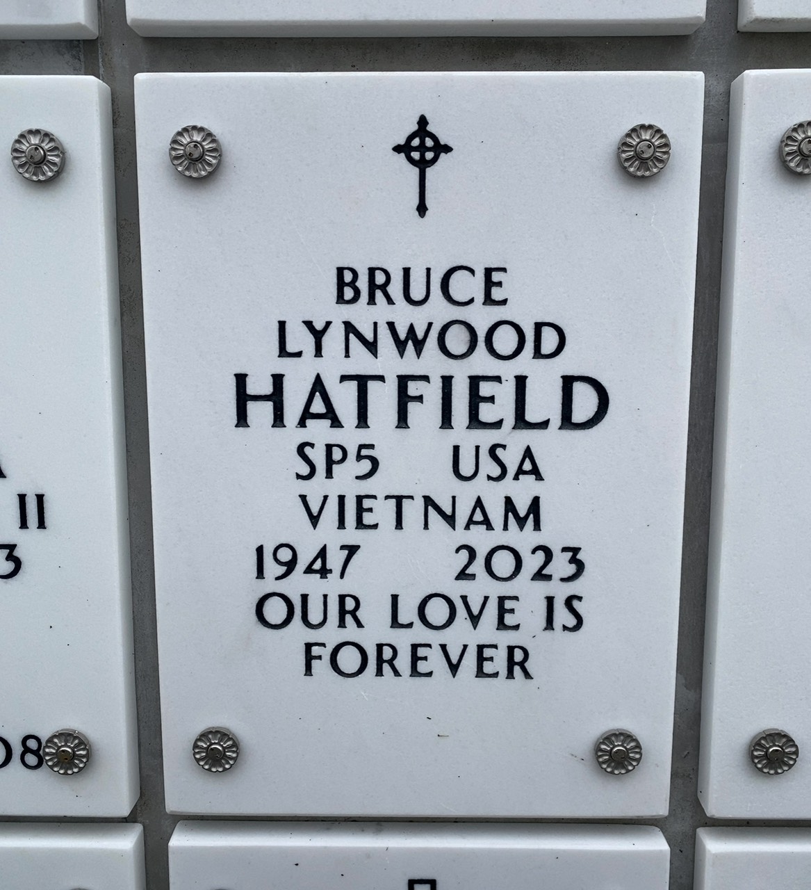 Headstone of Bruce Lynwood Hatfield