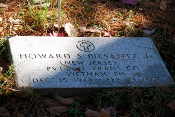 Headstone of Howard Stanley Biesantz