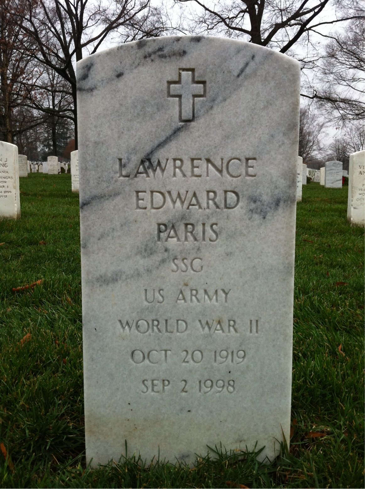 Headstone of Lawrence E Paris