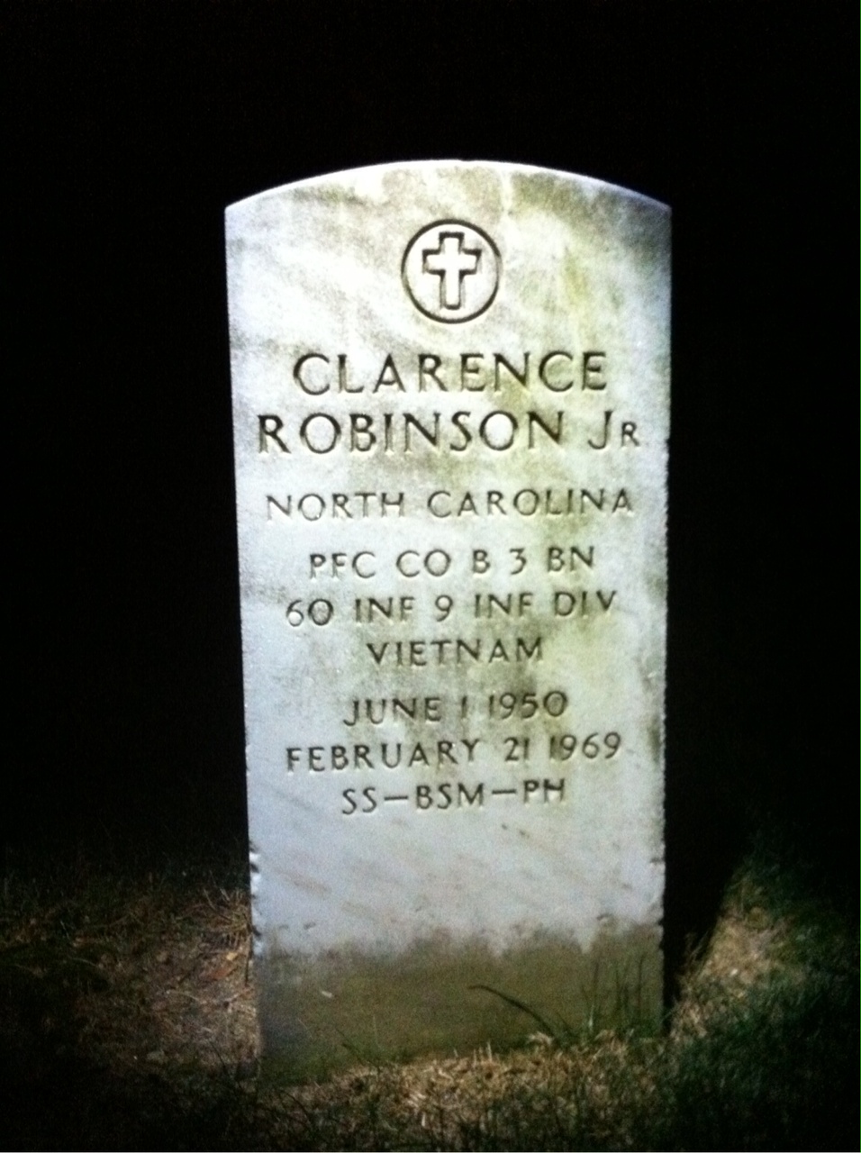 Headstone of Clarence Robinson Jr.